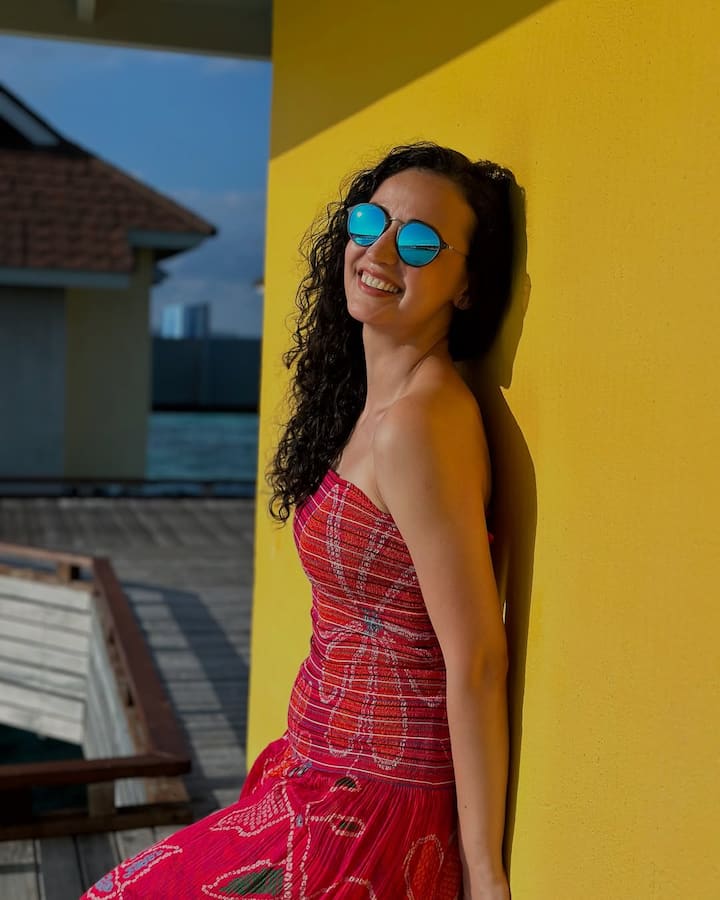 सनाया को लगा कि यह मौका उनके हाथ से निकल गया.लेकिन निर्देशक को उनकी मासूमियत और ईमारदार व्यक्तित्व पसंद आ गई थी.ऐसे में उन्होंने सनाया को एक और मौका दिया.