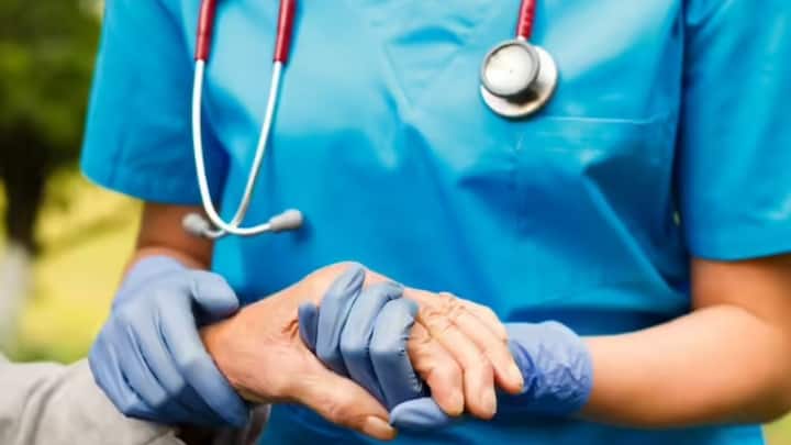 सबकुछ सही पाए जाने पर आपको फ्री इलाज का पूरा लाभ मिल जाता है. लेकिन इस प्रोसेस के लिए मोबाइल नंबर लिंक होना बहुत जरूरी है. आधार या योजना में रजिस्टर्ड नंबर से वेरिफिकेशन होता है. कार्ड खोने के बाद भी 5 लाख रुपये तक का मुफ्त इलाज ले सकते हैं.