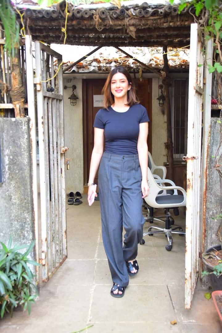 कई बार उन्होंने अपने स्टाइलिश लुक्स से फैंस को इंप्रेस किया. अब उनका ये सादगी भरा लुक नेटीजंस के दिल में बस गया है.