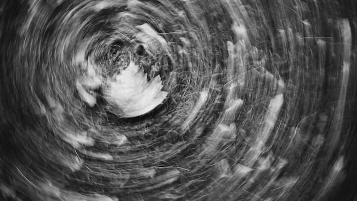 ये तूफान इतने भयानक क्यों हो जाते हैं, क्योंकि इनके पास प्रकृति की तीन सबसे खतरनाक शक्तियों- ऊष्मा, दबाव और हवा का संयुक्त विस्फोट होता है. और जब ये तीनों एक साथ जागती हैं, तो समुद्र से उठी एक साधारण सी हलचल मिनटों में विनाश का विशाल सुरंग बन जाती है.