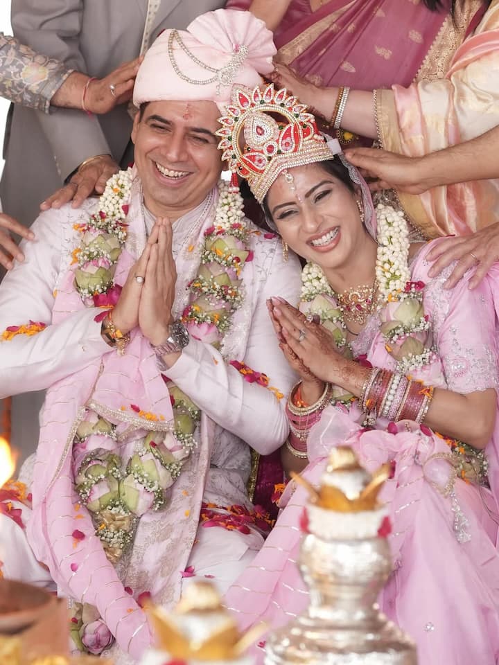 बता दें 23 साल के लंबे रिलेशनशिप के बाद अश्लेषा और संदीप ने इस साल 16 नवंबर को एक दूसरे से शादी रचाई.