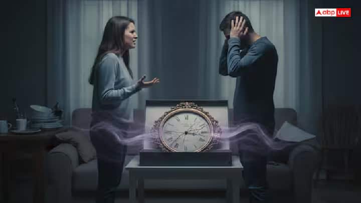 વાસ્તુ અને જ્યોતિષશાસ્ત્ર અનુસાર, ઘડિયાળ ભેટ આપવાથી સંબંધોમાં ધીમે ધીમે અંતર આવી શકે છે. એવું માનવામાં આવે છે કે ઘડિયાળ નકારાત્મક ઉર્જા લાવી શકે છે, જે સંબંધોમાં તણાવ પેદા કરી શકે છે.