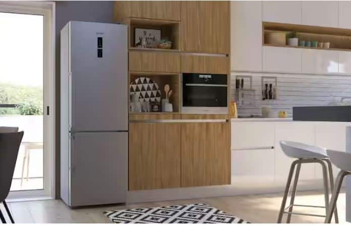 ਜੇਕਰ ਫਰਿੱਜ ਨੂੰ ਸਹੀ ਦੂਰੀ 'ਤੇ ਰੱਖਿਆ ਜਾਵੇ, ਤਾਂ ਕੂਲਿੰਗ ਬਿਹਤਰ ਹੁੰਦੀ ਹੈ ਤੇ ਇਸ 'ਤੇ ਤਣਾਅ ਨਹੀਂ ਪੈਂਦਾ। ਲੰਬੇ ਸਮੇਂ ਤੱਕ ਚੱਲਣ ਵਾਲੇ ਕੰਮ ਨੂੰ ਯਕੀਨੀ ਬਣਾਉਣ ਲਈ ਫਰਿੱਜ ਅਤੇ ਕੰਧ ਵਿਚਕਾਰ ਸਹੀ ਦੂਰੀ ਸਿੱਖੋ।