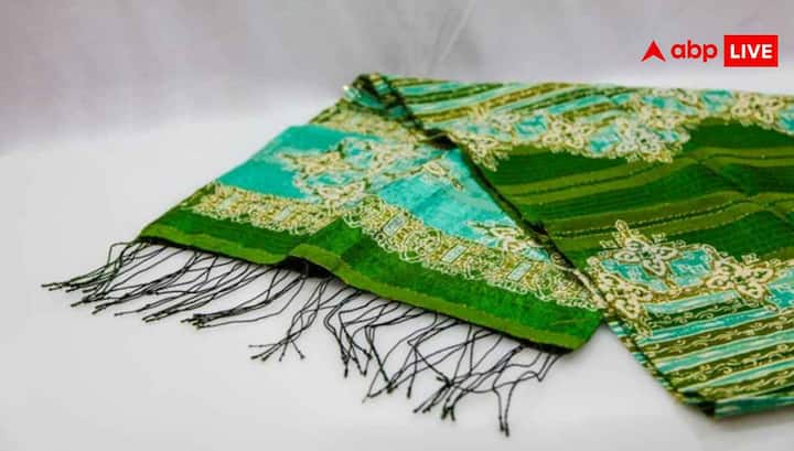 असली पश्मीना की शुरुआती कीमत लगभग 15,000 से 20,000 रुपये से शुरू होती है और कारीगरी जितनी बढ़ती है, कीमत लाखों रुपये तक पहुंच जाती है.