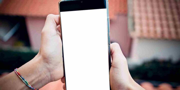 KYM का उद्देश्य बेहद साफ है यूजर्स को यह भरोसा देना कि वे किसी फर्जी या चोरी किए गए फोन का शिकार न बनें. यह टूल IMEI नंबर के आधार पर बता देता है कि फोन ब्लैकलिस्ट है, रिपोर्टेड है, चोरी का है या उसमें छेड़छाड़ की गई है. आजकल बाजार में ऐसे फोन बड़ी आसानी से मिल जाते हैं जिनके IMEI नंबर बदले गए होते हैं जिससे सुरक्षा संबंधी खतरे बढ़ जाते हैं. KYM इसी तरह के जोखिमों को खत्म करने और सुरक्षित खरीदारी को बढ़ावा देने का काम करता है.