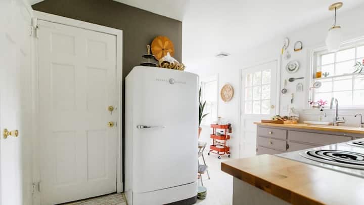 बहुत से लोगों को नहीं पता होता फ्रिज को दीवार से सटाकर नहीं रखना चाहिए. दीवार और फ्रिज के बीच कितनी दूरी रखनी है. इस बात पर बहुत कम लोग ध्यान देते हैं. और यही वजह है जिससे फ्रिज अक्सर बहुत सालों तक नहीं चल पाता है.