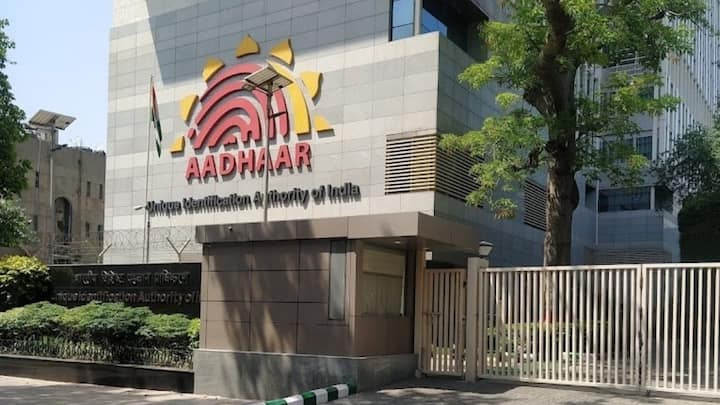 UIDAI ने आधार में अपडेट के लिए कुछ नियम तय किए हैं. जिन्हें जानना हर व्यक्ति के लिए जरूरी है.कई लोग मानते हैं कि आधार में बदलाव कभी भी और जितनी बार चाहें कराया जा सकता है. लेकिन ऐसा नहीं है. कुछ अपडेट्स की लिमिट होती है और कुछ पर सख्त वेरिफिकेशन की जरूरत पड़ती है.