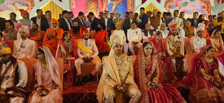 सामूहिक विवाह समारोह में मुख्यमंत्री डॉ मोहन यादव के सुपुत्र का विवाह हुआ लेकिन पंडित धीरेंद्र शास्त्री भी बाबा रामदेव के उद्बोधन से विवाह को लेकर सुर्खियों मे बने रहे.