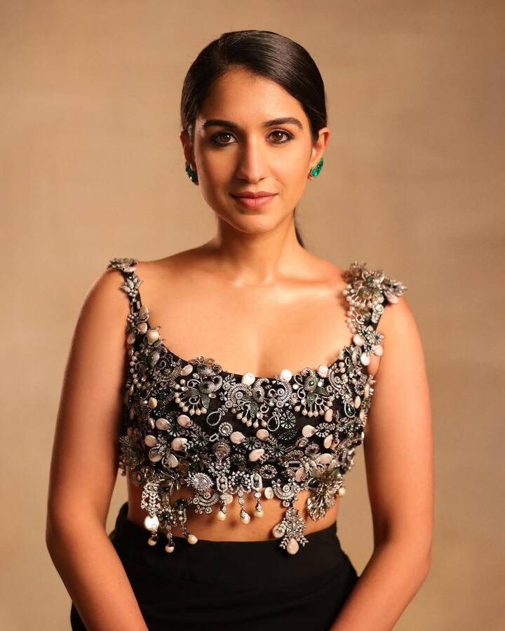 इस एंबेलिश्ड टॉप में बारीक डिटेलिंग की गई है. राधिका अंबानी ने डीप स्पेगेटी स्ट्रैप टॉप कैरी किया है. जिसमें बीडवर्क और पर्ल की डिटेलिंग की गई है. अपने इस हेवी डिजाइनर टॉप को उन्होंने ब्लैक प्लेन स्कर्ट के साथ पेयर किया है.