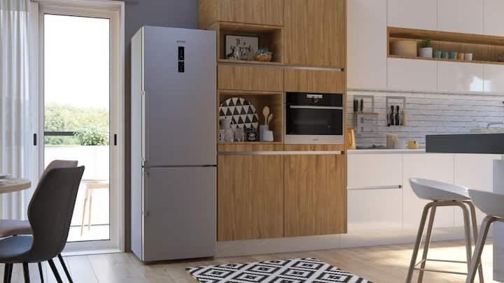 इससे कूलिंग मोटर से निकलने वाली गर्मी आसानी से बाहर निकल जाती है. हर मॉडल के हिसाब से यह दूरी थोड़ा बदल भी सकती है. कई लोग मैनुअल पढ़ने से बचते हैं. जबकि उसी में सबसे जरूरी जानकारी होती है. फ्रिज के साथ आने वाला मैनुअल सिर्फ सेटिंग समझाने के लिए नहीं होता. बल्कि सही इंस्टॉलेशन गाइड भी उसी में मिलता है.