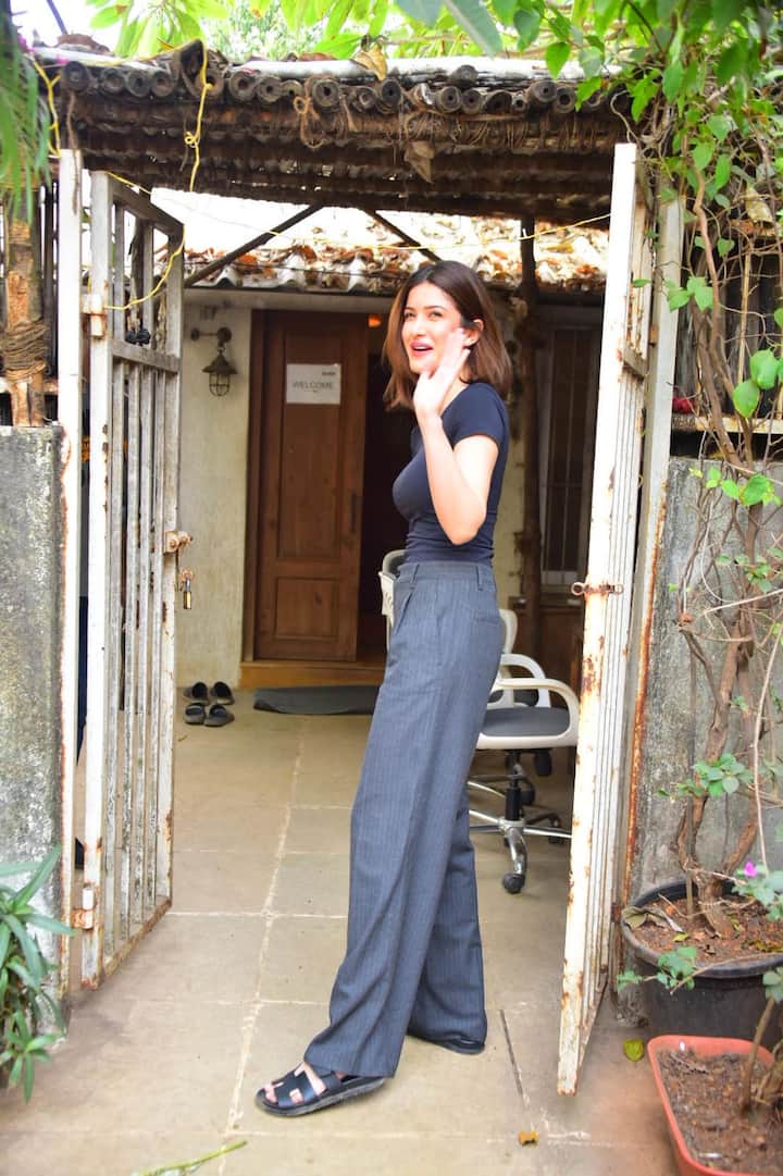 प्रोफेशनल लाइफ की बात करें तो शनाया कपूर ने 'आंखों की गुस्ताखियां' से बॉलीवुड में डेब्यू किया. अब एक्ट्रेस 'वृषभ', 'बेधड़क' और 'तू या मैं' जैसी फिल्मों में नजर आएंगी.