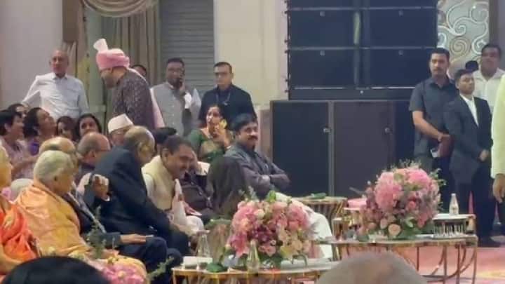 विशेष म्हणजे अजित पवारांच्या राष्ट्रवादीचे नेते प्रफुल्ल पटेल हेही शरद पवारांच्या शेजारीच बसल्याचं दिसून आलं. एकंदरीत युगेंद्र पवार यांच्या लग्नाच्या निमित्ताने दिग्गजांची मांदियाळी जमली होती.