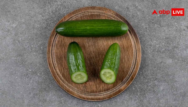 कुछ लोगों को खीरा खाने के बाद एलर्जी होती है. इसके कई लक्षण हो सकते हैं. जैसे होंठ या गले में खुजली, सूजन, पेट दर्द और उल्टी जैसा महसूस होना. अगर कभी खीरा खाने के बाद ये लक्षण दिखें, तो जल्द से जल्द इसका सेवन बंद कर दें.