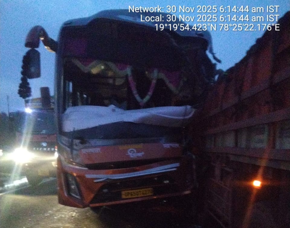 Adilabad Road Accident: లారీ, ప్రైవేట్ ట్రావెల్స్ ఢీకొని ఇద్దరు మృతి.. ఆదిలాబాద్ జిల్లాలో రోడ్డు ప్రమాదం