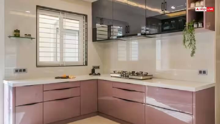 વાસ્તુ અનુસાર, ઘરના ઉત્તર-પૂર્વ, દક્ષિણ-પશ્ચિમ અથવા મધ્યમાં રસોડું બનાવવાનું ટાળો, કારણ કે આ વાસ્તુ દોષ તરફ દોરી શકે છે. આની અસર રસોઈયા તેમજ સમગ્ર પરિવાર પર પડી શકે છે. એવું માનવામાં આવે છે કે રાત્રે કલાકો સુધી સિંકમાં વાસણો રાખવાથી દેવી અન્નપૂર્ણા નારાજ થાય છે.