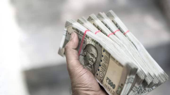 સરકારી નિયમો મુજબ, દરેક પેન્શનરે વર્ષમાં એકવાર પોતે જીવિત હોવાનો પુરાવો આપવો ફરજિયાત છે. આ પ્રક્રિયાનો મુખ્ય હેતુ એ સુનિશ્ચિત કરવાનો છે કે સરકારી તિજોરીમાંથી ચૂકવાતું પેન્શન સાચા અને હયાત લાભાર્થી સુધી જ પહોંચે અને કોઈ ગેરરીતિ ન થાય. સામાન્ય રીતે ૧ નવેમ્બરથી ૩૦ નવેમ્બર સુધીનો સમયગાળો આ પ્રમાણપત્ર જમા કરાવવા માટે ફાળવવામાં આવે છે. જો આ સમયમર્યાદામાં દસ્તાવેજ અપડેટ ન થાય, તો સિસ્ટમ દ્વારા ઓટોમેટિક પેન્શન રોકી દેવામાં આવે છે, જે પેન્શનર માટે આર્થિક મુશ્કેલીનું કારણ બની શકે છે.