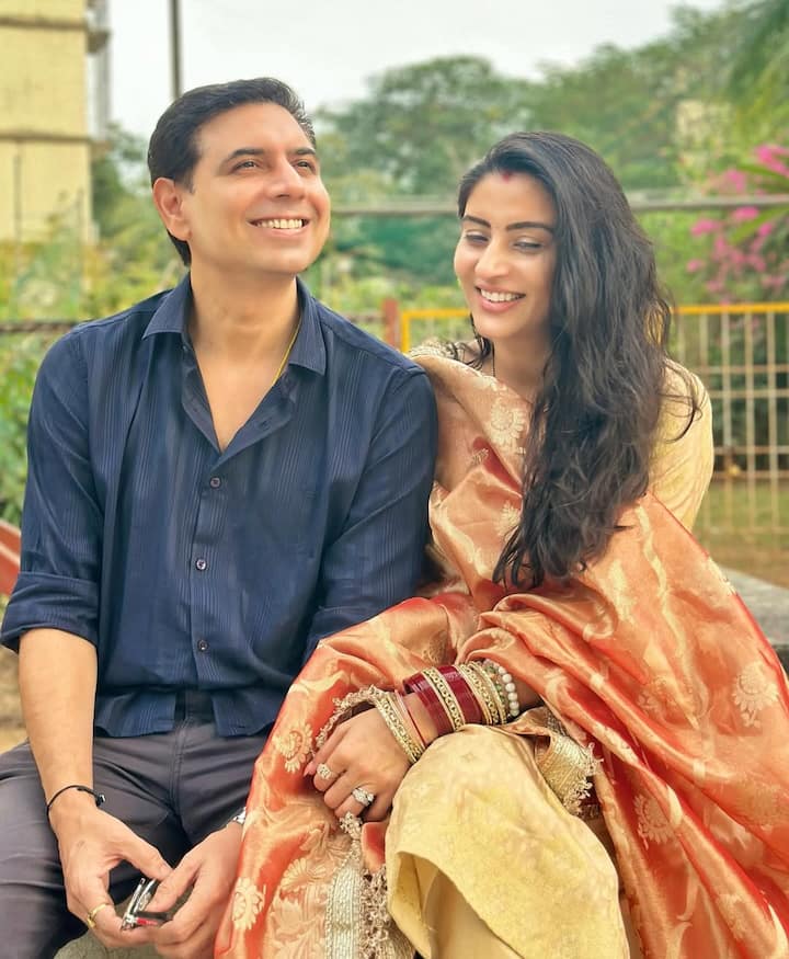 साथ ही टीवी एक्ट्रेस दिशा परमार ने भी उनकी इन तस्वीरों पर कॉमेंट किया है. उन्होंने लिखा, 'मेरी आंखों पर यकीन नहीं हो रहा!! सिंदूर और चूड़ा!! तुम बहुत खूबसूरत लग रही हो, ऐश!!'