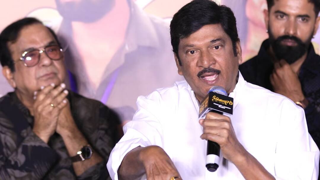 Rajendra Prasad: మళ్ళీ నోరు జారిన రాజేంద్రుడు... బ్రహ్మీని పట్టుకుని అలా... ఆ మాటలు ఏమిటండీ? Rajendra Prasad shocking comments Musali Munda Kodaka on Brahmanandam At Sahakutumbaanaam trailer launch Rajendra Prasad: మళ్ళీ నోరు జారిన రాజేంద్రుడు... బ్రహ్మీని పట్టుకుని అలా... ఆ మాటలు ఏమిటండీ?