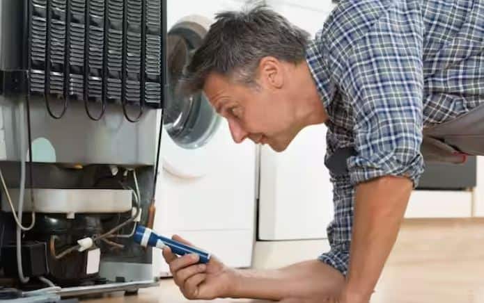 ਫਰਿੱਜ ਕੰਪ੍ਰੈਸਰ ਨੂੰ ਜ਼ਿਆਦਾ ਗਰਮ ਹੋਣ ਤੋਂ ਰੋਕਣ ਲਈ ਦੂਰੀ ਬਣਾਈ ਰੱਖਣਾ ਵੀ ਮਹੱਤਵਪੂਰਨ ਹੈ। ਜਦੋਂ ਗਰਮੀ ਬਾਹਰ ਨਹੀਂ ਨਿਕਲ ਸਕਦੀ, ਤਾਂ ਕੰਪ੍ਰੈਸਰ ਜ਼ਿਆਦਾ ਗਰਮ ਹੋ ਜਾਂਦਾ ਹੈ, ਜਿਸ ਨਾਲ ਨੁਕਸਾਨ ਦਾ ਜੋਖਮ ਵੱਧ ਜਾਂਦਾ ਹੈ। ਟੁੱਟੇ ਹੋਏ ਕੰਪ੍ਰੈਸਰ ਦਾ ਮਤਲਬ ਕਾਫ਼ੀ ਖਰਚਾ ਹੋ ਸਕਦਾ ਹੈ। ਥੋੜ੍ਹੀ ਜਿਹੀ ਪਲੇਸਮੈਂਟ ਸਮਝਦਾਰੀ ਇਸ ਸਮੱਸਿਆ ਨੂੰ ਰੋਕਣ ਵਿੱਚ ਮਦਦ ਕਰ ਸਕਦੀ ਹੈ।