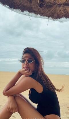 ब्लैक मोनोकनी पहने समंदर किनारे रिलैक्स करती दिखीं निया शर्मा, ग्लैमरस अवतार में दिए पोज