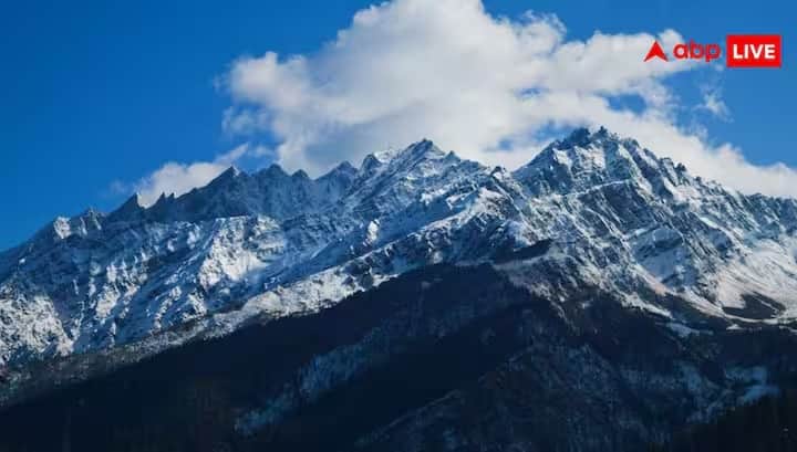 ઝાડ પર ચમકતા બરફના ટુકડા, ઠંડી હવા અને હૃદયસ્પર્શી પર્વતો કોઈપણ પ્રવાસીને મોહિત કરે છે. ભારતમાં ઘણી બધી જગ્યાઓ છે જ્યાં તમે ઓછા બજેટમાં બરફવર્ષાનો આનંદ માણી શકો છો.  જો તમે વર્ષની શરૂઆત સાહસ અને સફેદ બરફની ચાદર વચ્ચે કરવા માંગતા હો, તો જાન્યુઆરી કરતાં વધુ સારો મહિનો બીજો કોઈ નથી. હિમાલયના શિખરો પર બરફ, ઝાડ પર ચમકતા બરફના ટુકડા, ઠંડી ઠંડી હવા અને હૃદયસ્પર્શી પર્વતો - આ બધું કોઈપણ પ્રવાસીને મોહિત કરે છે. ભારતમાં ઘણી બધી જગ્યાઓ છે જ્યાં તમે ખૂબ જ ઓછા બજેટમાં સુંદર બરફવર્ષાનો આનંદ માણી શકો છો. તો ચાલો જાન્યુઆરીમાં બરફવર્ષાનો આનંદ માણવા માટે ભારતમાં શ્રેષ્ઠ અને સૌથી બજેટ-ફ્રેંડલી સ્થળોનું અન્વેષણ કરીએ.