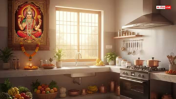 ધાર્મિક પરંપરા અનુસાર રસોડામાં દેવી અન્નપૂર્ણાનું ચિત્ર રાખવું શુભ માનવામાં આવે છે. એવું માનવામાં આવે છે કે દેવી અન્નપૂર્ણાના આશીર્વાદથી ભંડાર ક્યારેય ખાલી થતો નથી અને ઘરના બધા સભ્યોને પૂરતું ભોજન મળે છે.