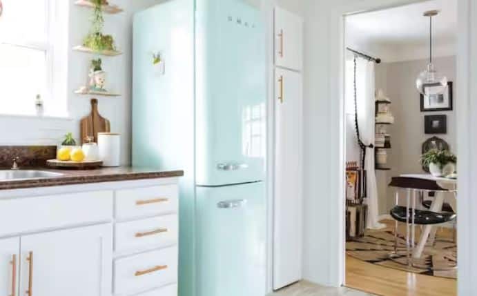 ਜ਼ਿਆਦਾਤਰ ਘਰਾਂ ਵਿੱਚ, ਰੈਫ੍ਰਿਜਰੇਟਰ ਸਿੱਧੇ ਕੰਧ ਦੇ ਸਾਹਮਣੇ ਰੱਖੇ ਜਾਂਦੇ ਹਨ ਤੇ ਇਹ ਇੱਕ ਆਮ ਗਲਤੀ ਹੈ। ਰੈਫ੍ਰਿਜਰੇਟਰ ਇਸ ਤਰ੍ਹਾਂ ਡਿਜ਼ਾਈਨ ਕੀਤੇ ਜਾਂਦੇ ਹਨ ਕਿ ਉਹਨਾਂ ਨੂੰ ਪਿੱਛੇ ਤੋਂ ਹਵਾ ਨਿਕਲਣ ਲਈ ਜਗ੍ਹਾ ਦੀ ਲੋੜ ਹੁੰਦੀ ਹੈ। ਜਦੋਂ ਤੁਸੀਂ ਉਹਨਾਂ ਨੂੰ ਕੰਧ ਦੇ ਸਾਹਮਣੇ ਰੱਖਦੇ ਹੋ, ਤਾਂ ਗਰਮ ਹਵਾ ਫਸ ਜਾਂਦੀ ਹੈ, ਜਿਸ ਨਾਲ ਮਸ਼ੀਨ ਨੂੰ ਜ਼ਿਆਦਾ ਕੰਮ ਕਰਨਾ ਪੈਂਦਾ ਹੈ। ਇਹ ਕੂਲਿੰਗ ਪ੍ਰਦਰਸ਼ਨ ਨੂੰ ਪ੍ਰਭਾਵਿਤ ਕਰਦਾ ਹੈ।