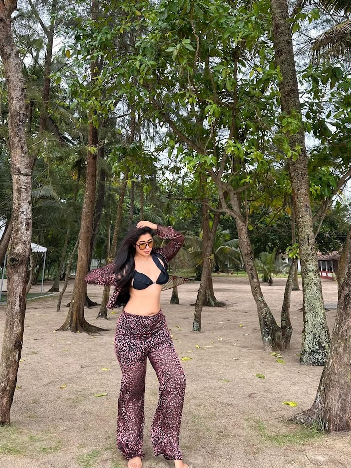 निकिता शर्मा अपने बोल्ड अंदाज के लिए जानी जाती हैं। इन तस्वीरों में निकिता ग्लैमरस दिख रही हैं।