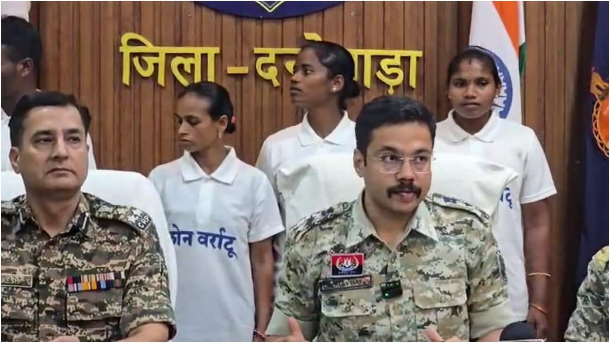 Maoists Surrender: దంతేవాడలో 37 మంది మావోయిస్టుల లొంగుబాటు.. ప్యాకేజీ ఏం ఇచ్చారంటే..