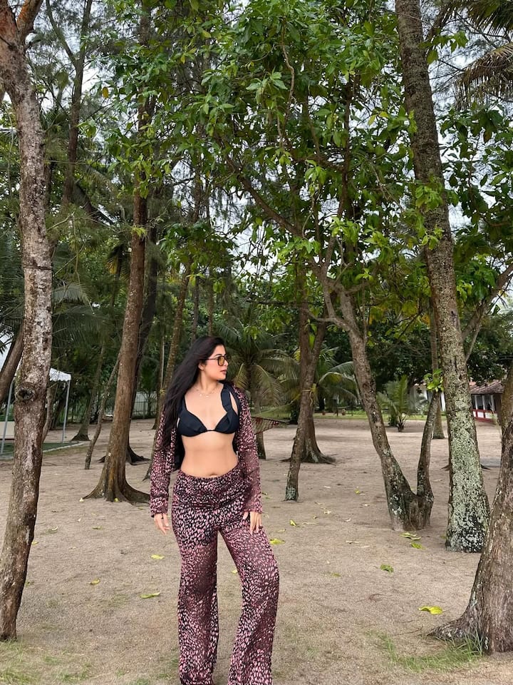 निकिता शर्मा ने ब्लैक ब्रालेट में तस्वीरें शेयर की हैं, उन्होंने लाइट मेकअप के साथ बालों को खास अंदाज में स्टाइल किया है और खड़े होकर सबसे बोल्ड पोज दे रही हैं।