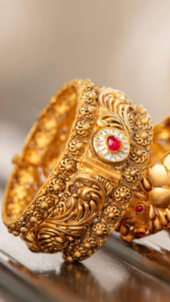 पौर्णिमेला सोने दान केल्याने काय होते