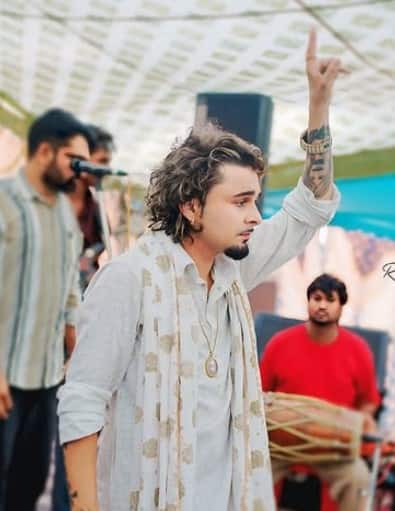 ਬਿਆਨ ਦੇ ਆਧਾਰ 'ਤੇ, ਪੁਲਿਸ ਨੇ ਮਾਮਲੇ ਵਿੱਚ ਧਾਰਾ 376 (ਬਲਾਤਕਾਰ) ਸਮੇਤ ਹੋਰ ਗੰਭੀਰ ਦੋਸ਼ ਜੋੜਨ ਦਾ ਫੈਸਲਾ ਕੀਤਾ। ਐਨਆਰਆਈ ਔਰਤ ਦਾ ਦੋਸ਼ ਹੈ ਕਿ ਮਾਣਕ, ਇੱਕ ਮਸ਼ਹੂਰ ਗਾਇਕ ਅਤੇ ਇੱਕ ਉੱਚ-ਪ੍ਰੋਫਾਈਲ ਸੇਲਿਬ੍ਰਿਟੀ ਹੋਣ ਦਾ ਦਾਅਵਾ ਕਰਦਾ ਹੈ, ਨੇ ਉਸ ਨਾਲ ਨਜ਼ਦੀਕੀ ਸਬੰਧ ਬਣਾਏ ਅਤੇ ਵਿਆਹੇ ਹੋਣ ਦੇ ਬਾਵਜੂਦ ਵਾਰ-ਵਾਰ ਉਸ ਨਾਲ ਸਰੀਰਕ ਸੰਬੰਧ ਬਣਾਉਣ ਲਈ ਮਜ਼ਬੂਰ ਕੀਤਾ।