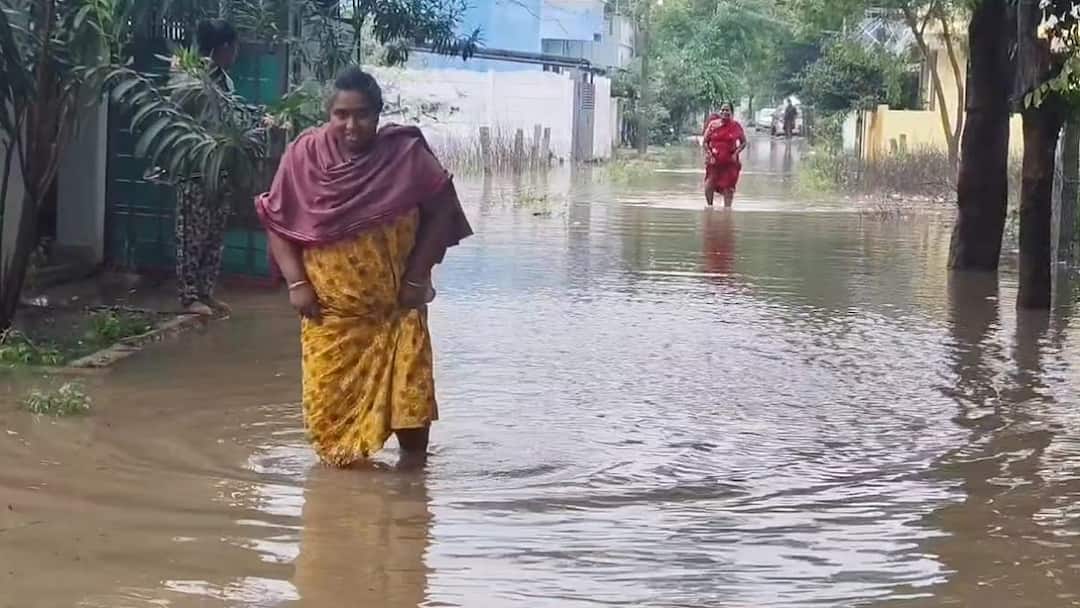 குடியிருப்புகளை சூழ்ந்த மழைநீர்... வீட்டை விட்டு வெளியில் செல்ல முடியாமல் மக்கள் அவதி