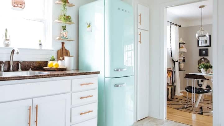 ज्यादातर घरों में फ्रिज दीवार से बिल्कुल सटा हुआ मिलता है और यही गलती सबसे भारी पड़ती है. फ्रिज की डिजाइन इस तरह होती है कि उसे पीछे से हवा निकालने की जगह चाहिए. जब आप उसे दीवार से चिपका देते हैं. तो गर्म हवा फंस जाती है और मशीन को ज्यादा मेहनत करनी पड़ती है. इससे कूलिंग पर भी फर्क पड़ता है.