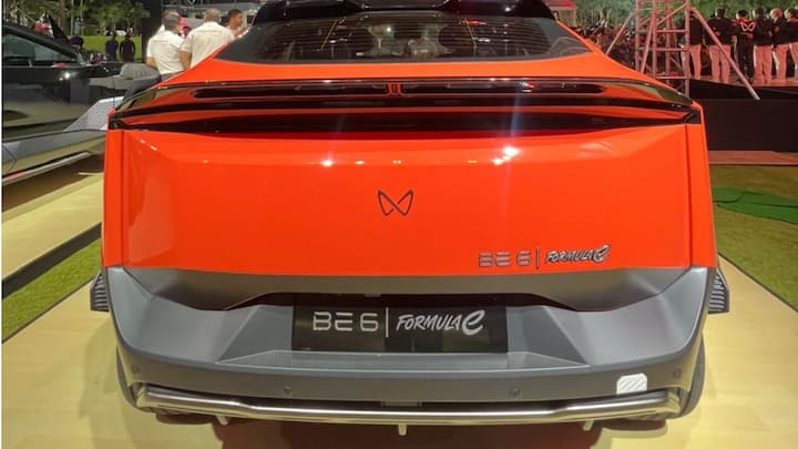 এতে আরও পাবেন ২০ ইঞ্চির চাকা যা গাড়ির টাফ র্যালি লুক যোগ করে এবং পিছনে একটি নতুন টেল-ল্যাম্প রয়েছে। এছাড়াও ফর্মুলা ই ব্যাজিং রয়েছে যা এটিকে একটি বিশেষ সংস্করণ হিসেবে আলাদা করে তোলে। ছবি: সোমনাথ চ্যাটার্জি