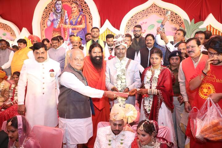 जब बाबा रामदेव ने यह कहा कि पंडित धीरेंद्र शास्त्री का विवाह भी सामूहिक सम्मेलन में होगा तो इस बात पर जमकर तालियां बज गई. बाबा रामदेव और पंडित धीरेंद्र शास्त्री ने सभी जोड़ों को आशीर्वाद के साथ-साथ उपहार भी दिए.