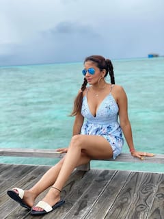 दो चोटियां...चेहरे पर स्माइल, डीपनेक शॉर्ट ड्रेस पहनकर पूल किनारे मोनालिसा ने दिखाया स्वैग, तस्वीरें वायरल