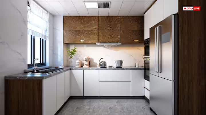 વાસ્તુ શાસ્ત્ર અનુસાર, ઘરની દક્ષિણપૂર્વ (અગ્નેય) દિશામાં રસોડું બનાવવું શુભ માનવામાં આવે છે. આમ કરવાથી, ઘરમાં ક્યારેય ખોરાકની અછતનો સામનો કરવો પડતો નથી. જો કોઈ કારણોસર તમે આ દિશામાં રસોડું બનાવી શકતા નથી, તો તમે ઘરના વાયવ્ય ખૂણામાં પણ રસોડું બનાવી શકો છો.