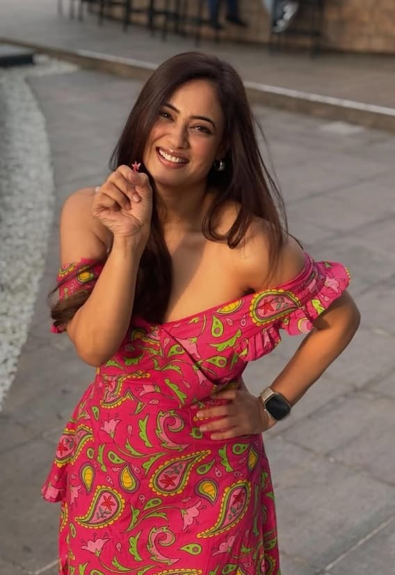 44 વર્ષની શ્વેતાનો પ્રિન્ટેડ ડ્રેસમાં બૉલ્ડ લુક, તસવીરો