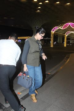 शर्ट के साथ हाफ जैकेट पहने एयरपोर्ट पर स्पॉट हुईं करीना कपूर, नो मेकअप लुक में दिखीं गॉर्जियस