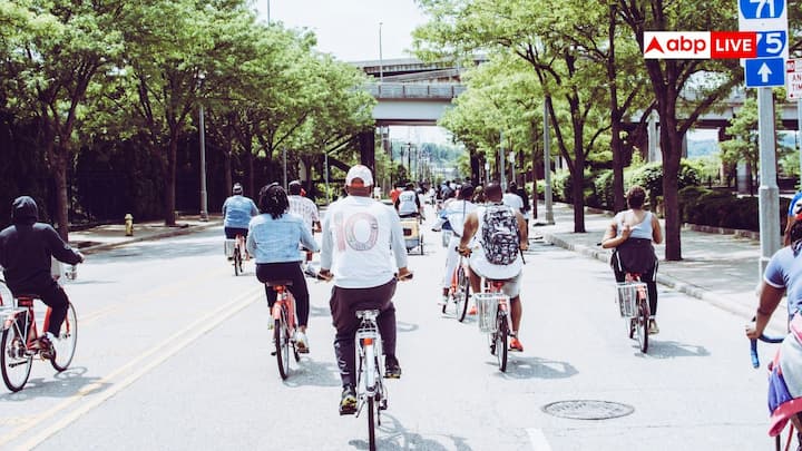 जहां करोड़ों की समृद्धि जेब में हो, वहां सड़कों पर साइकिल की घंटी क्यों गूंजती है, कार के हॉर्न क्यों नहीं? क्योंकि इस देश ने साबित कर दिया है विकास इंजनों से नहीं, पैडल से भी मुमकिन है. आइए जानें.