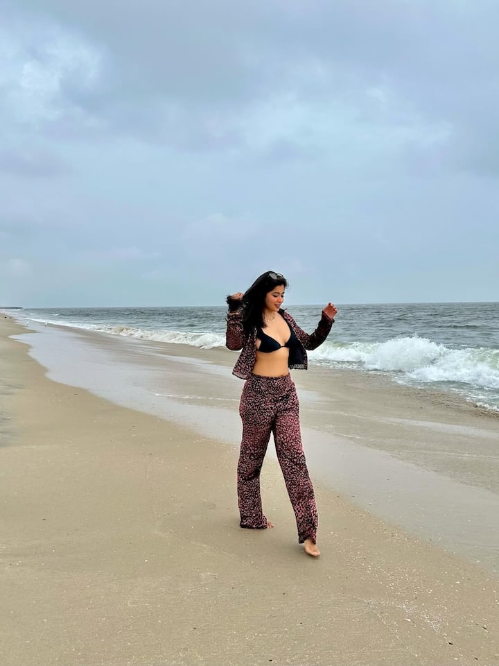 एक्ट्रेस की ये कातिलाना तस्वीरें सोशल मीडिया पर वायरल हो रही हैं।