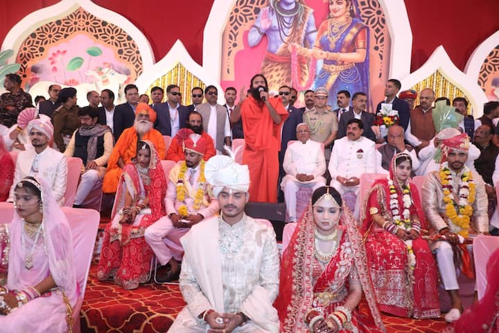 रविवार (30 नवंबर) को उज्जैन में आयोजित मुख्यमंत्री डॉ मोहन यादव के पुत्र अभिमन्यु यादव के विवाह समारोह में शामिल होने के लिए योग गुरु बाबा रामदेव, बागेश्वर धाम के पिता ईश्वर पंडित धीरेंद्र शास्त्री सहित कई साधु संत उज्जैन पहुंचे. बाबा रामदेव ने विवाह समारोह के दौरान मौजूद लोगों को मंच से संबोधित करते हुए कहा कि मुख्यमंत्री डॉ मोहन यादव ने सामूहिक विवाह सम्मेलन में अपने पुत्री का विवाह करते हुए प्रेरणादायक कार्य किया है.