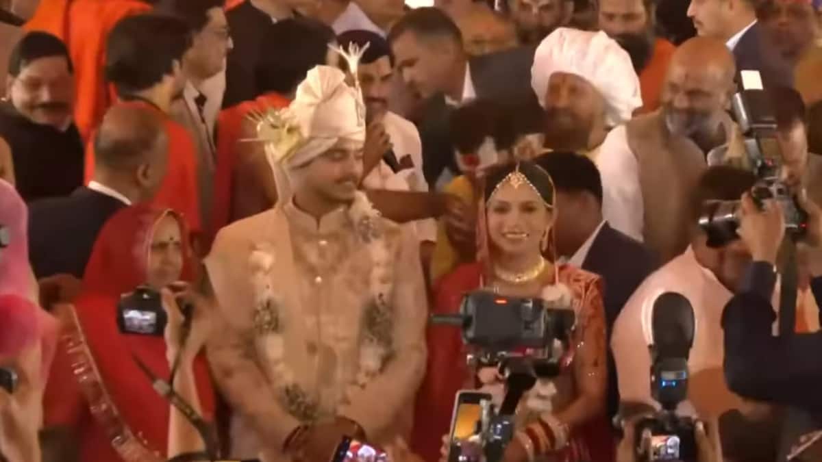 घोड़ी पर सवार होकर सामूहिक विवाह स्थल पर पहुंचे CM मोहन यादव के बेटे अभिमन्यु, 21 और जोड़ों संग लेंगे फेरे