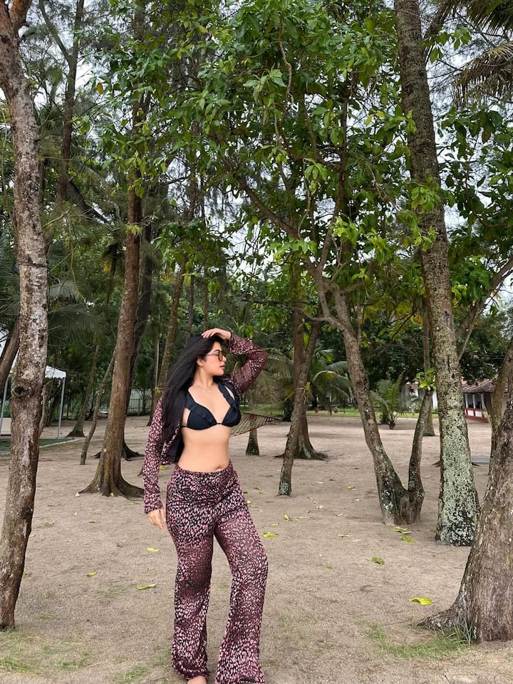 फैन्स उनकी हॉटनेस की तारीफ करते नहीं थक रहे हैं और कमेंट बॉक्स में दिल वाले इमोजी पोस्ट कर रहे हैं।