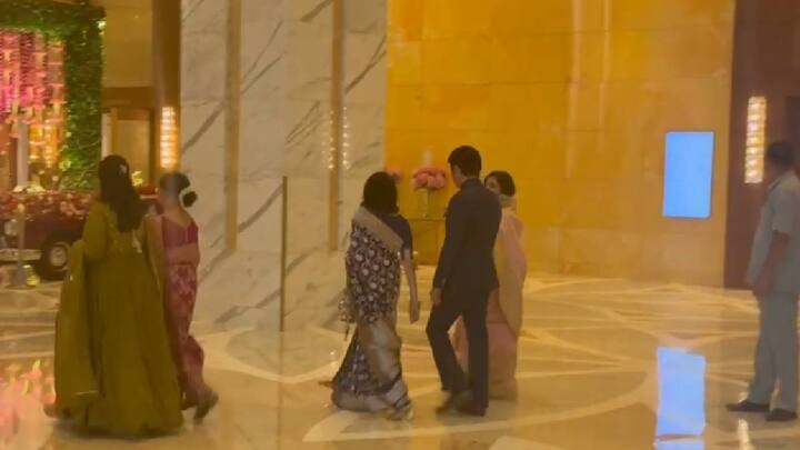 अजित पवार यांचे संपूर्ण कुटुंब या लग्नसोहळ्यास उपस्थित होते. सुपुक्ष जय पवार होणारी पत्नी ऋतुजा पाटील यांच्यासोबत होते. तर, अजित पवारांच्या राष्ट्रवादीचे नेते प्रफुल पटेल, भाजपच्या पूनम महाजन याही उपस्थित होत्या.