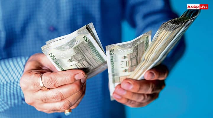 ज्योतिष में ऋण और आर्थिक संकट का संबंध कुछ ग्रहों की स्थिति से माना जाता है. कुंडली में कुछ विशेष ग्रह कमजोर, पाप प्रभाव में या नीच राशि में हों तो व्यक्ति को बार-बार कर्ज लेने की नौबत आ सकती है. कई बार तो बिना वजह खर्च और कर्ज का दबाव बढ़ता है.