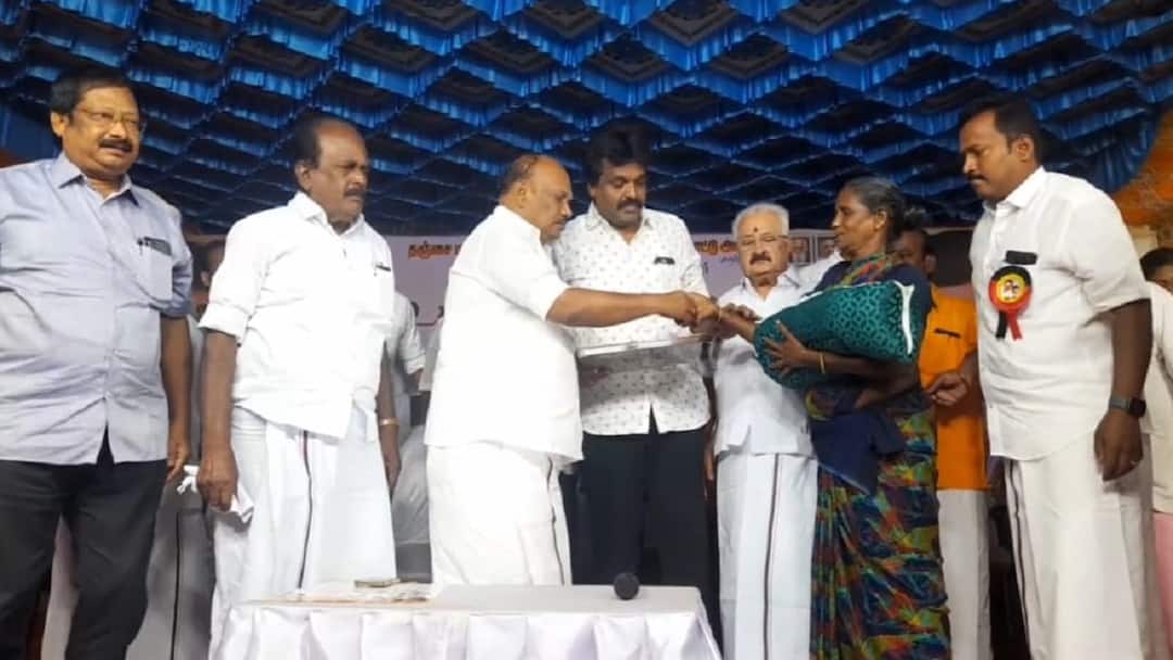 தஞ்சாவூர் ராசா மிராசுதார் மருத்துவமனையில் பச்சிளம் குழந்தைகளுக்கு தங்க மோதிரம் வழங்கல்