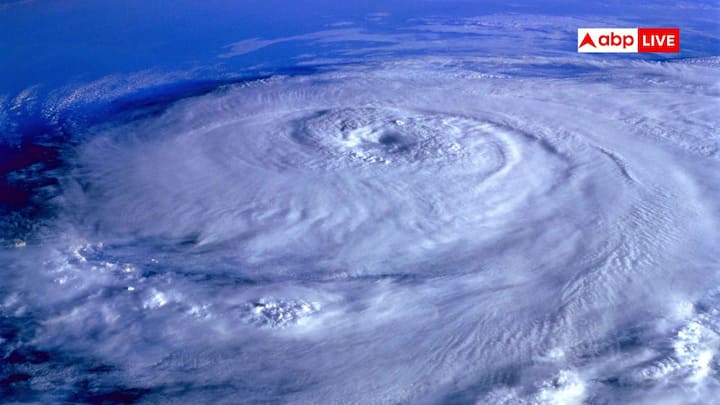 Cyclone Ditwah: समुद्र की सतह पर उठती हल्की वाष्प कैसे महाविनाशक तूफान का रूप ले लेती है, इसकी वजहें जितनी वैज्ञानिक हैं उतनी ही डरावनी भी. आइए जानें कि ये तूफान कैसे इतने विनाशकारी होते हैं.