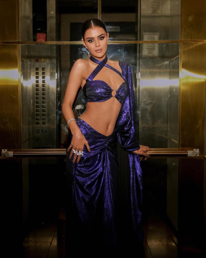 एक्ट्रेस ने अपनी साड़ी के साथ छोटा सा डिजाइनर ब्लाउज पहना हुआ है. जो उनके लुक में चार चांद लगा रहा है.